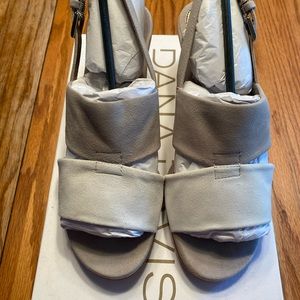 Dana Davis Dahlia light gray / eggshell suede wedge sandals size 8M. NIB